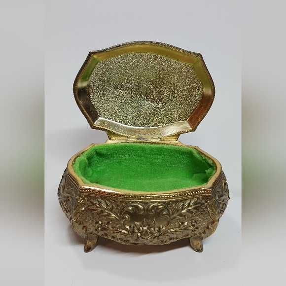Vintage Ornate Footed Trinket Box with Lid, Vintage Rose Cameo Jewelry Box - Picture 3 of 8
